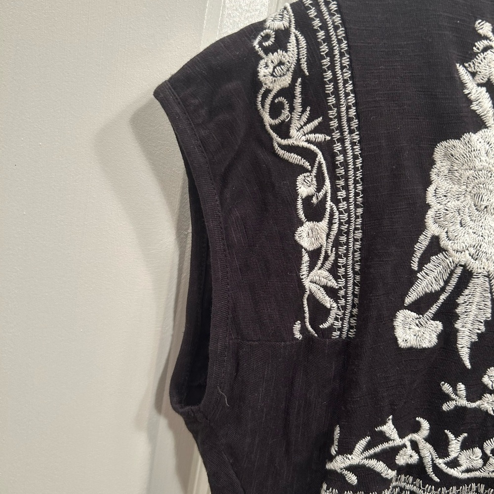 Tolani Black Top with White Floral Embroidery Short Sleeve Large 💯 Cotton Top - Picture 7 of 11
